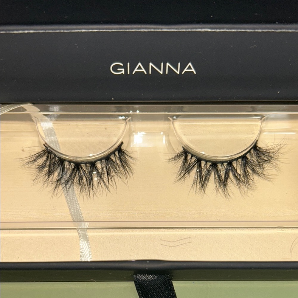 Gianna Black Dramatic Lashes
